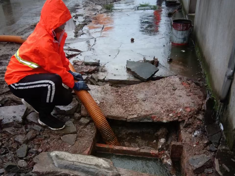 青川专业清理污水池 炜誉市政以规范流程守护城市 “肠道”